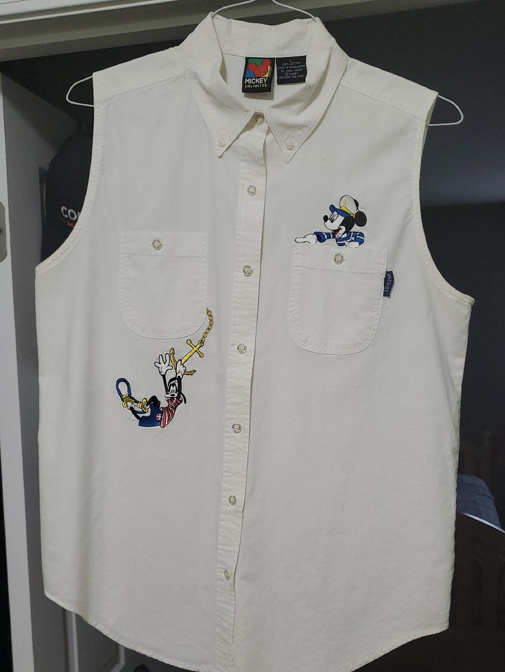 Mickey Mouse And Goofy Embroidered Large Sleeveless Button-Up Shirt - White